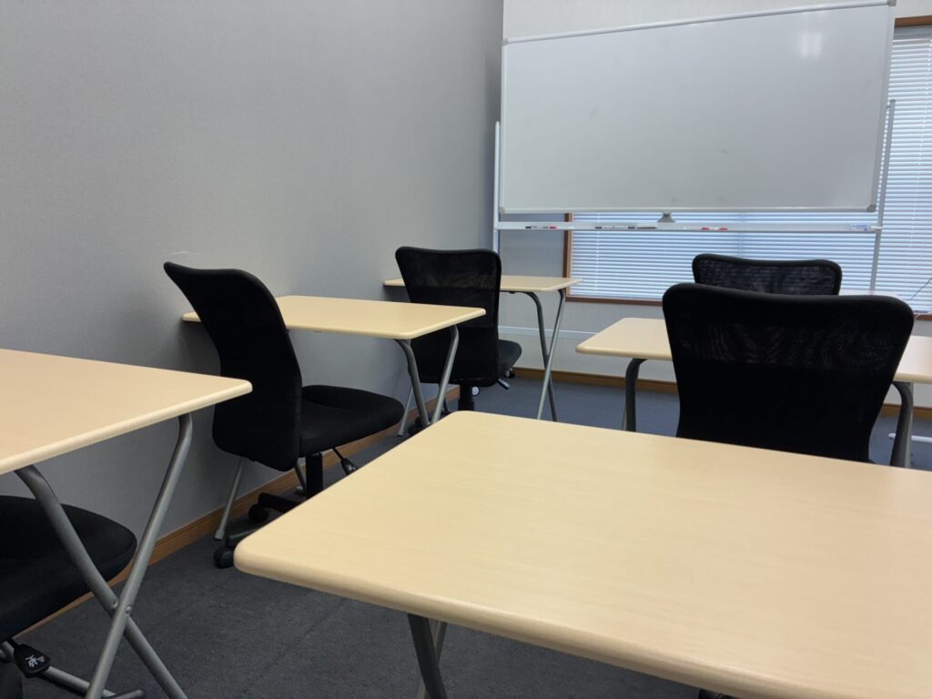 山口市にある自習室のホワイトボードと、集団で勉強できる机の画像