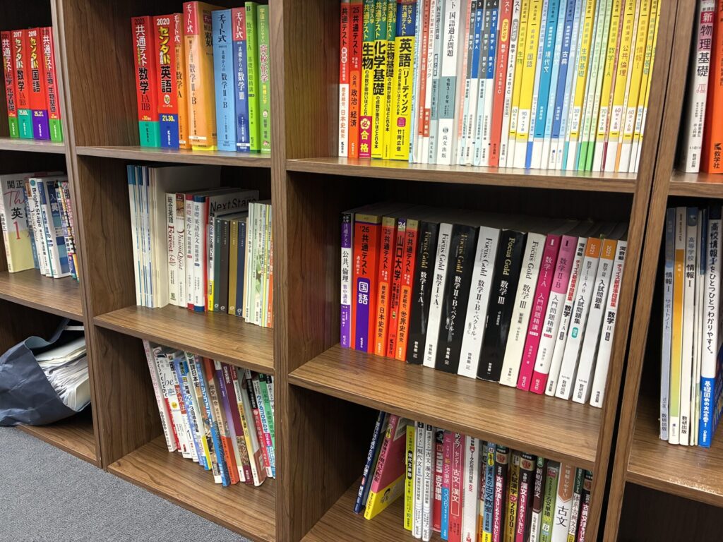 山口市の自習室にあるたくさんの高校生の参考書