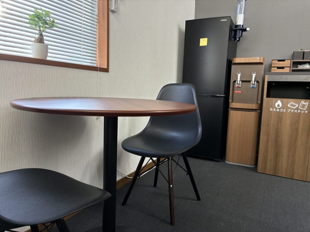 山口市の自習室のカフェエリアでは友達と一緒に勉強ができます。